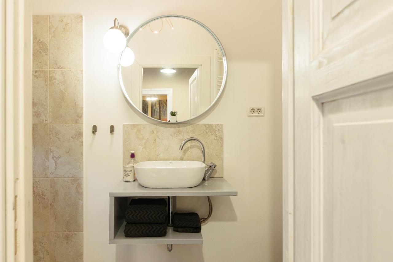 Chic Apartment In Historical City Center Temešvár Exteriér fotografie